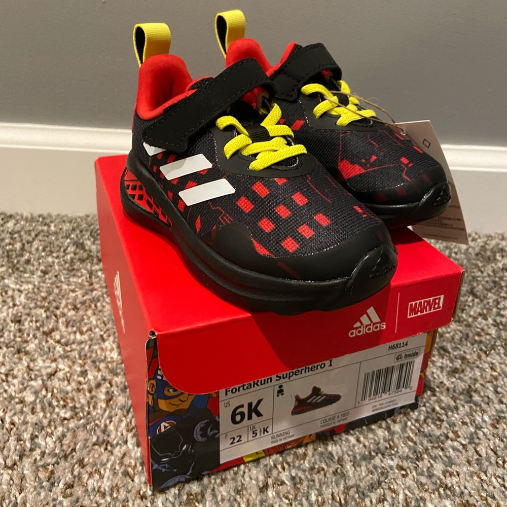 Adidas Baby/Toddler Boys Fortarun Superhero Marvel Sneakers Size 6